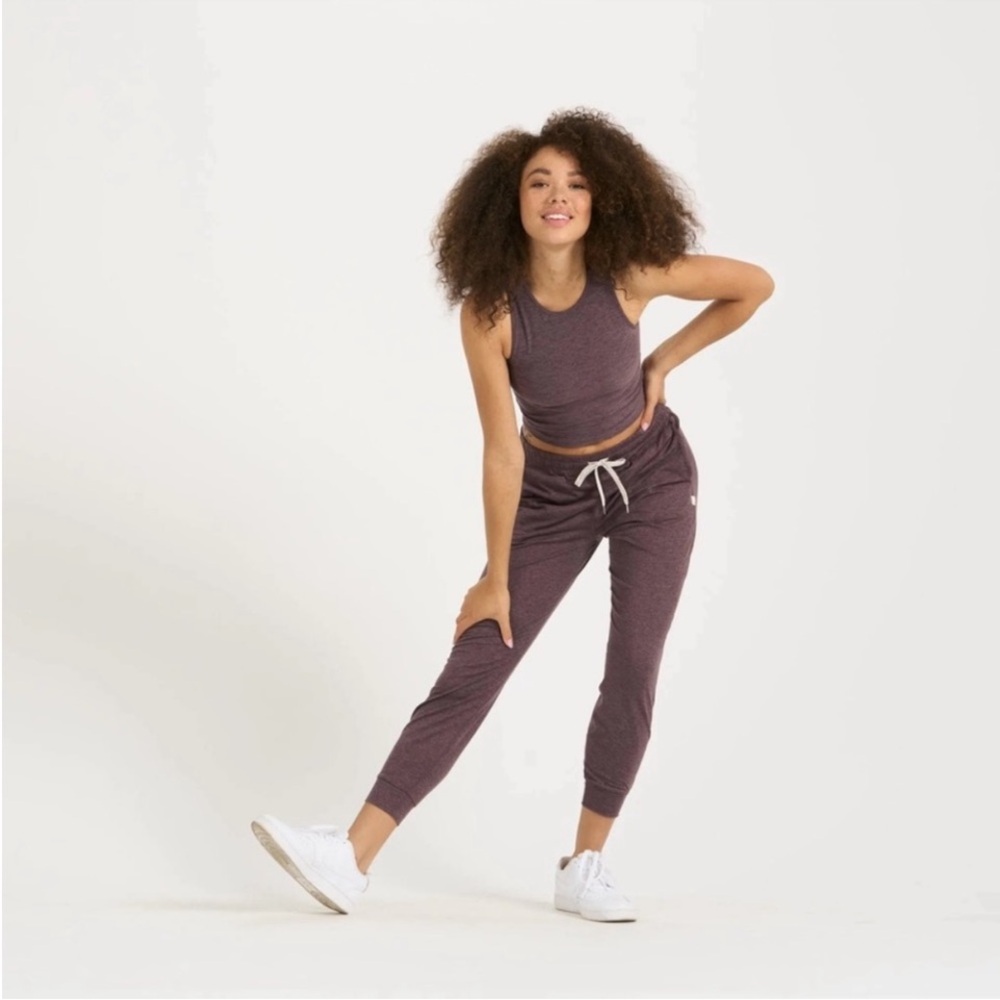 Vuori women’s Performance Jogger in Smoked Plum Heather Size M- excellent cond